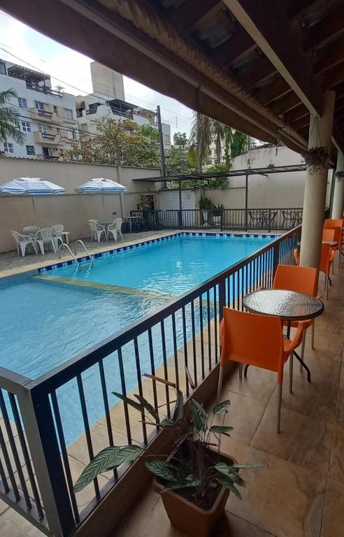 Varanda com vista para a piscina